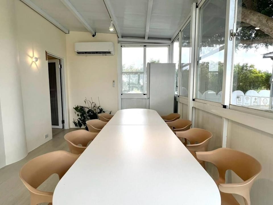 Living room, Seating area, air conditioner