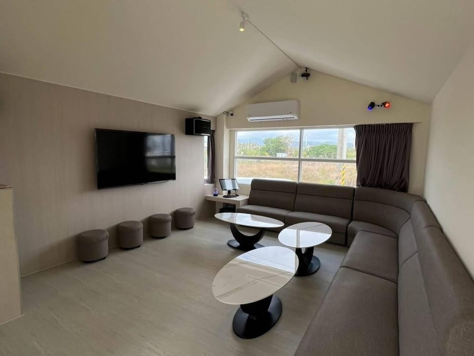 Communal lounge/ TV room, TV and multimedia, Seating area, Evening entertainment