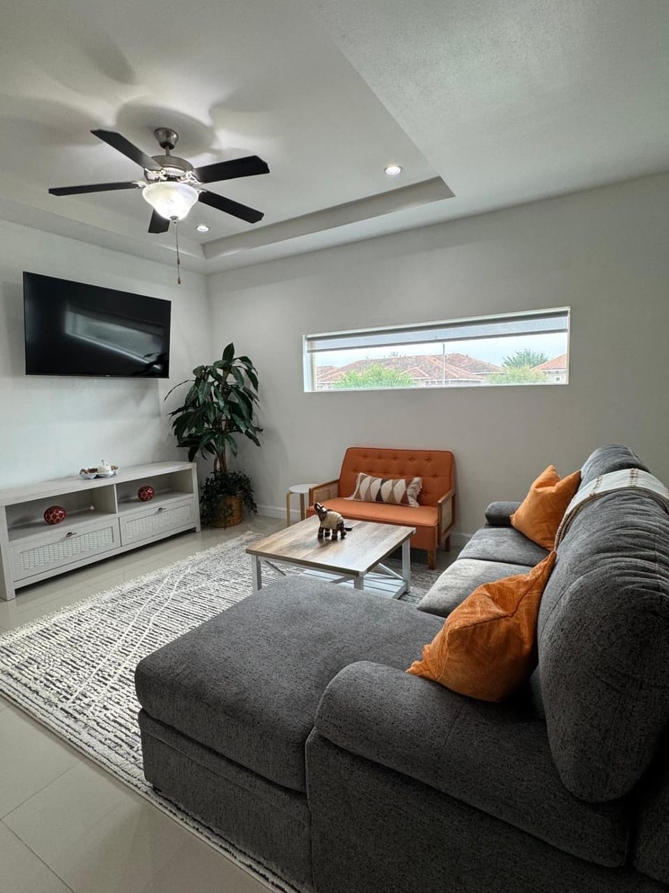 TV and multimedia, Living room, Seating area, Evening entertainment