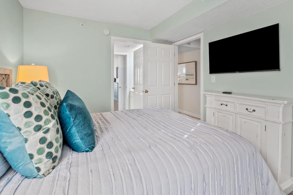 Bed, TV and multimedia, Bedroom