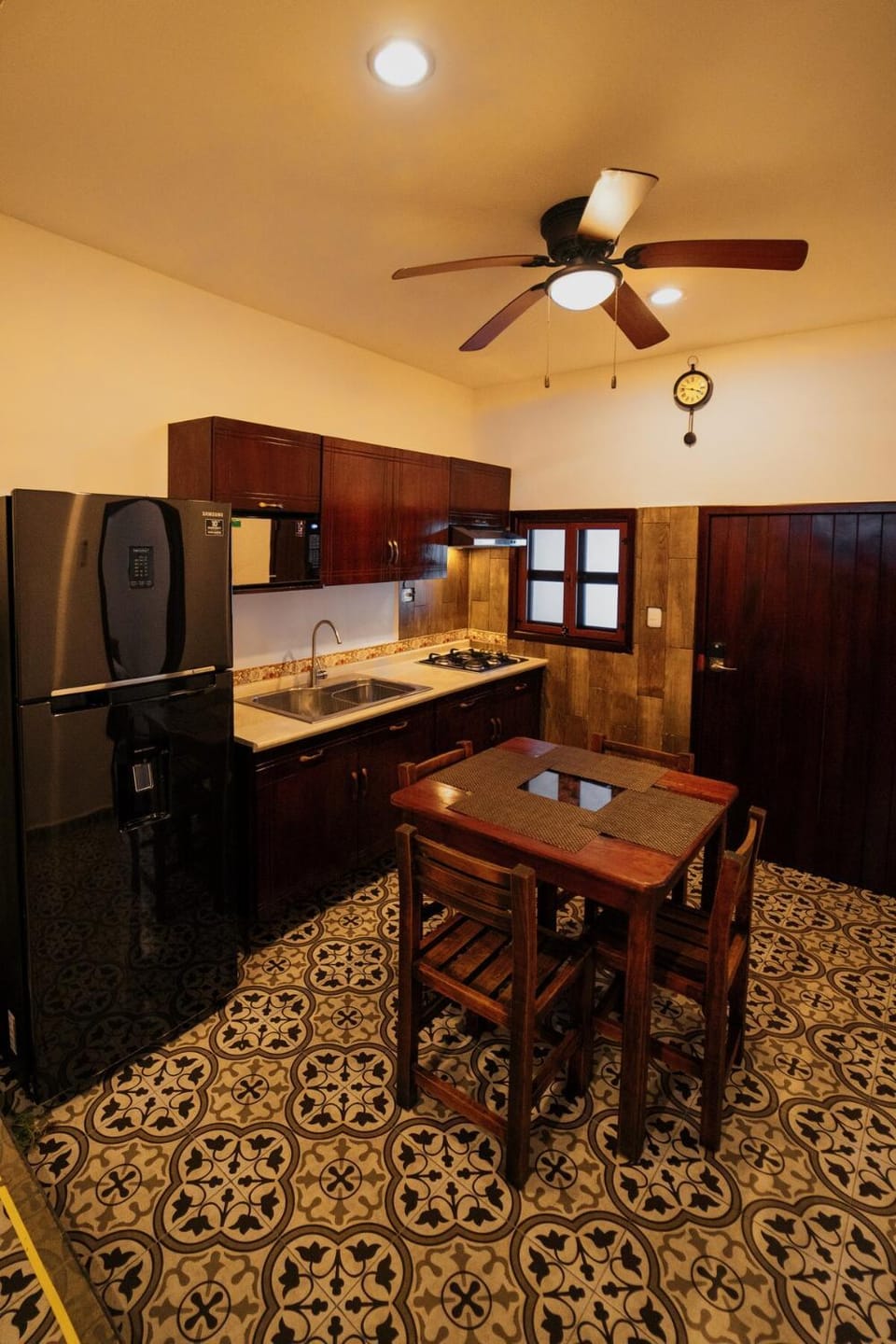 Kitchen or kitchenette, Food and drinks, Dining area, Food, oven