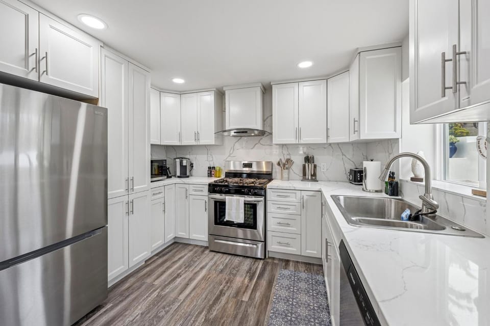 Coffee/tea facilities, Kitchen or kitchenette, dishwasher, oven, stove, toaster