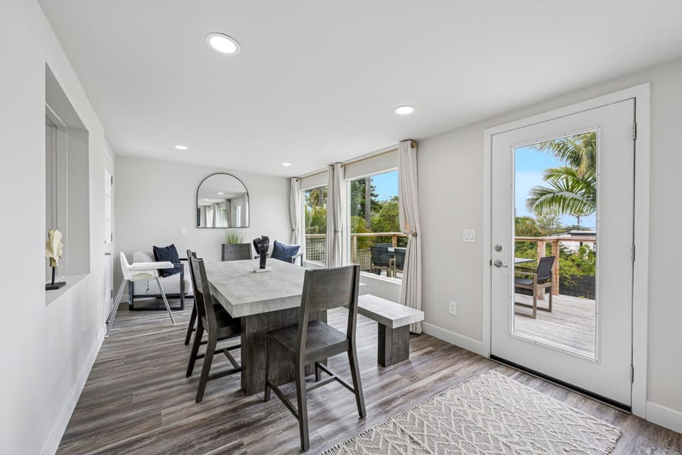 View (from property/room), Balcony/Terrace, Seating area, Dining area