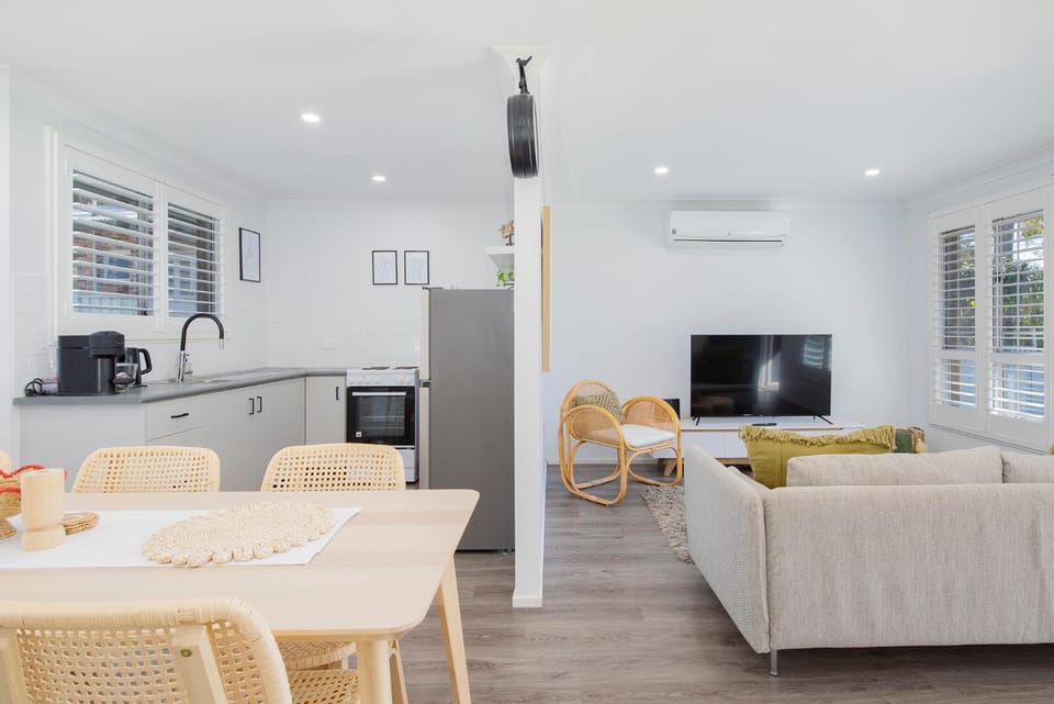 TV and multimedia, Living room, Dining area
