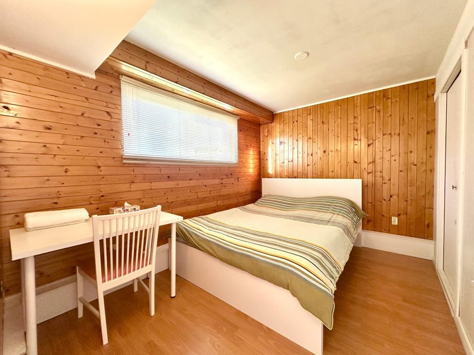 Beautiful Place with Kitchen, Washing Machine and Internet Near YVR Airport, Transit and Shopping Mall Bed and Breakfast in Richmond