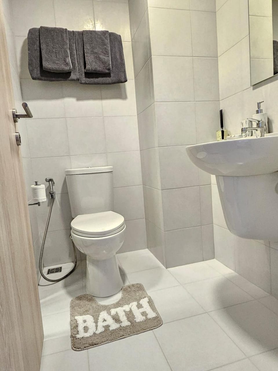 Toilet, towels