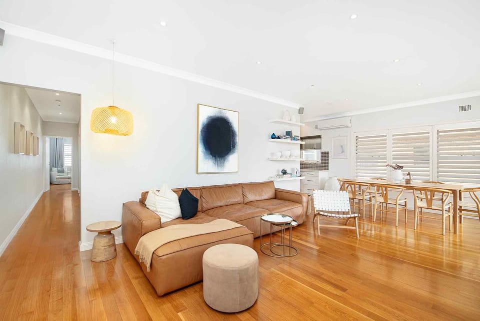 TV and multimedia, Kitchen or kitchenette, Living room, Seating area, Dining area