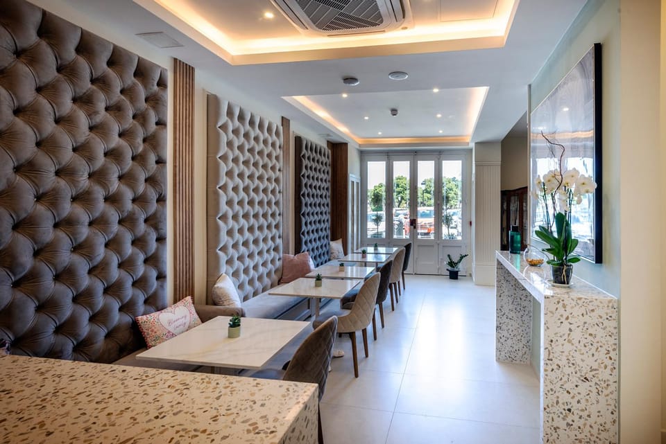 Restaurant/places to eat, Seating area