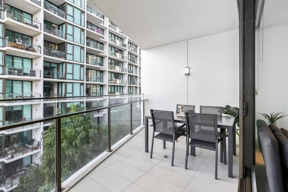 Spacious Central 2BR - Free Parking & Balcony & Pool Apartment in Brisbane