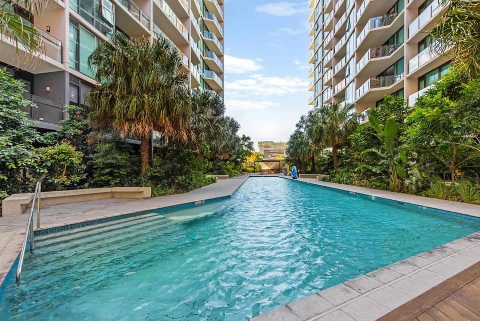 Spacious Central 2BR - Free Parking & Balcony & Pool Apartment in Brisbane