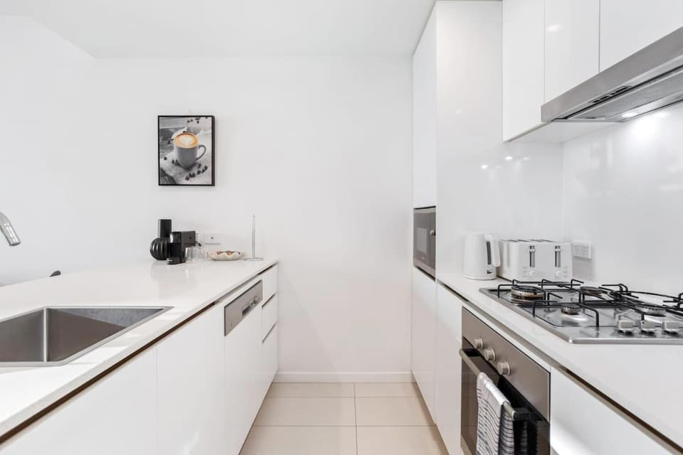 Spacious Central 2BR - Free Parking & Balcony & Pool Apartment in Brisbane