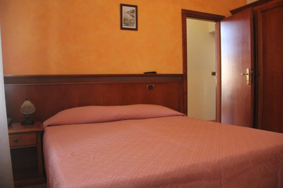 Bed, Garden view