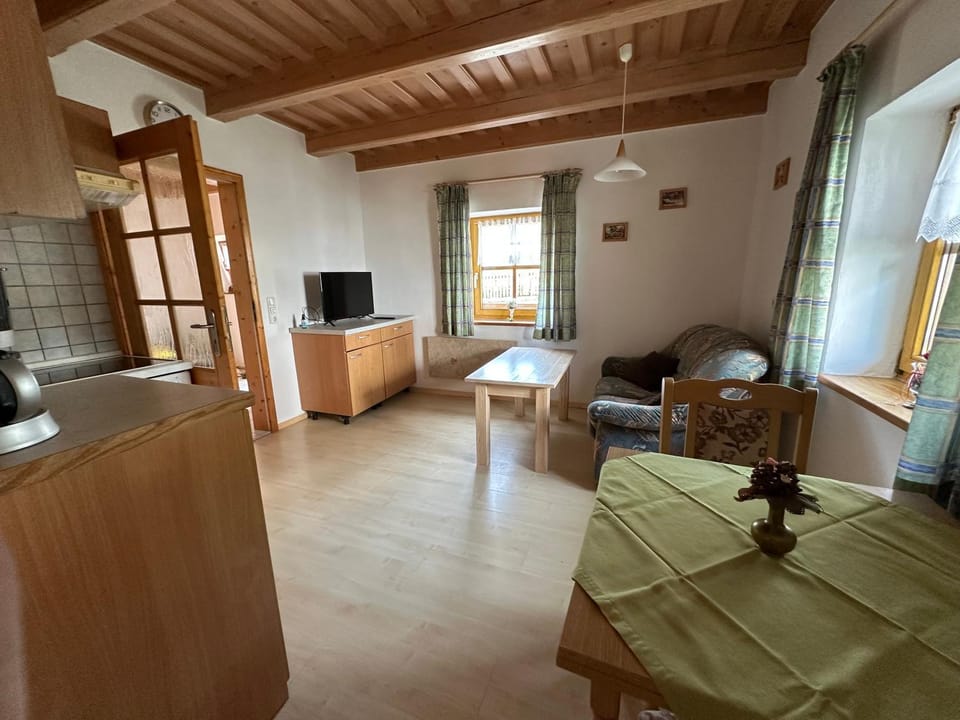 Living room, Photo of the whole room, Seating area, Dining area