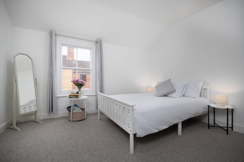 Warm and Inviting 3-bed Home in Lincoln by Renzo, Close to Hospital, Sleeps 5! Apartment in Lincoln