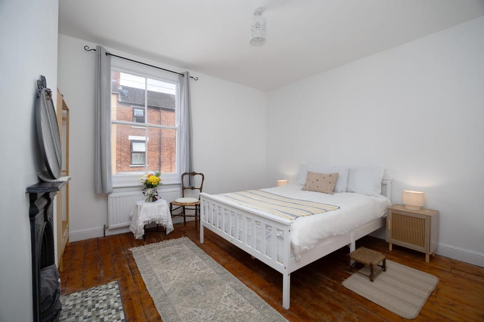Warm and Inviting 3-bed Home in Lincoln by Renzo, Close to Hospital, Sleeps 5! Apartment in Lincoln