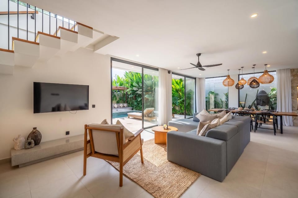 TV and multimedia, Living room, Pool view