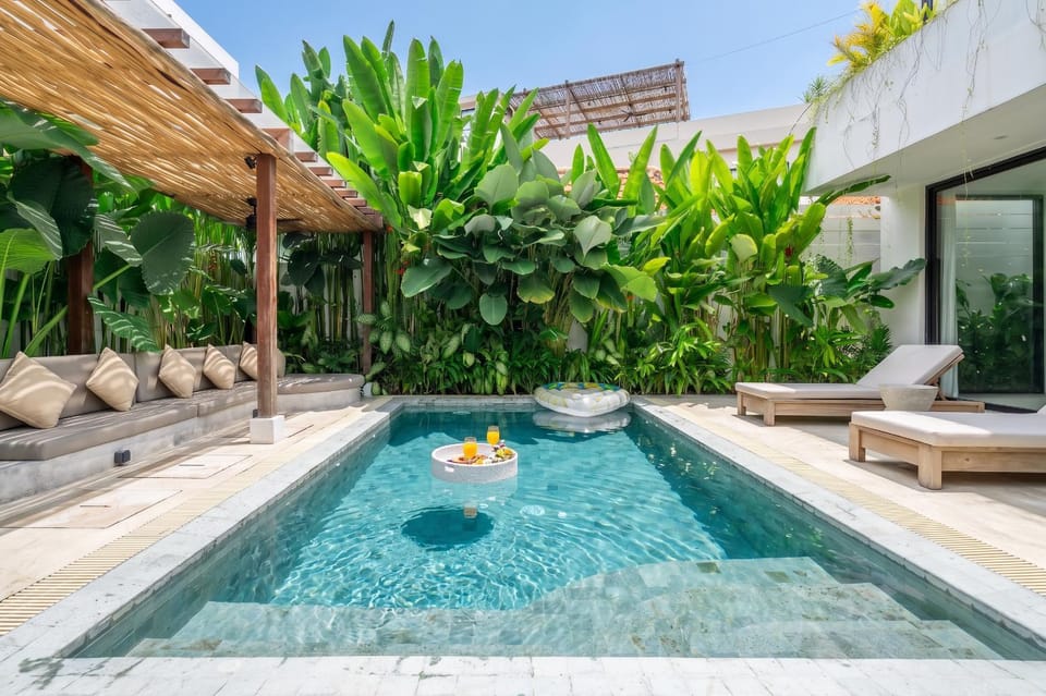 Seating area, Swimming pool, sunbed