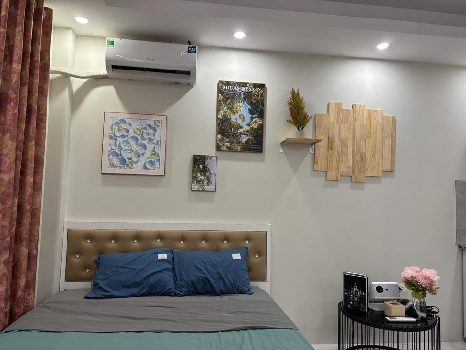 Bed, air conditioner