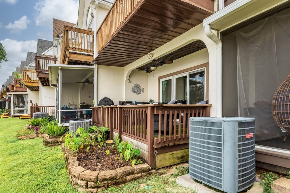 Property building, Day, Balcony/Terrace