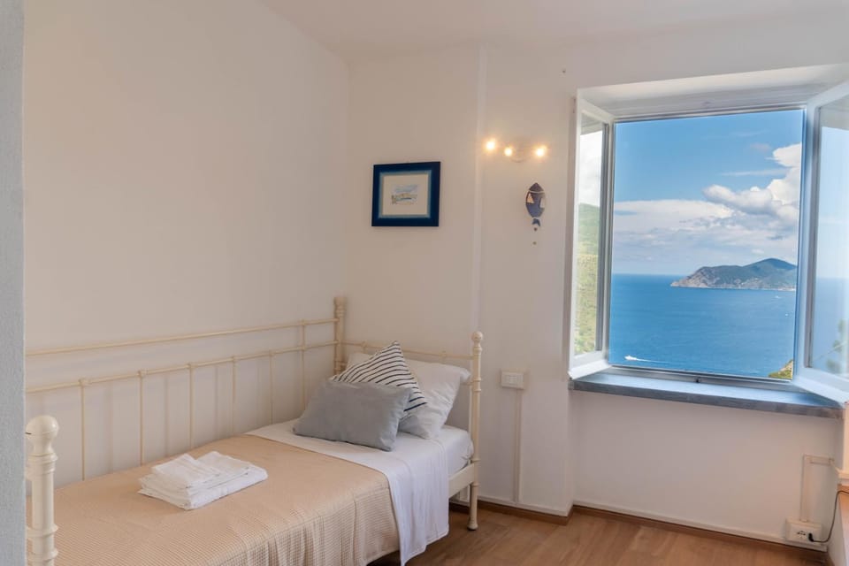 Bed, Natural landscape, Photo of the whole room, Bedroom, Mountain view, Sea view, towels