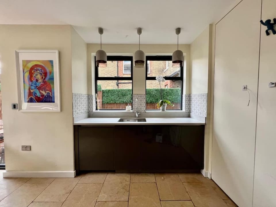 Luxury 4BR Smart Home - Garden - Designer Kitchen House in London