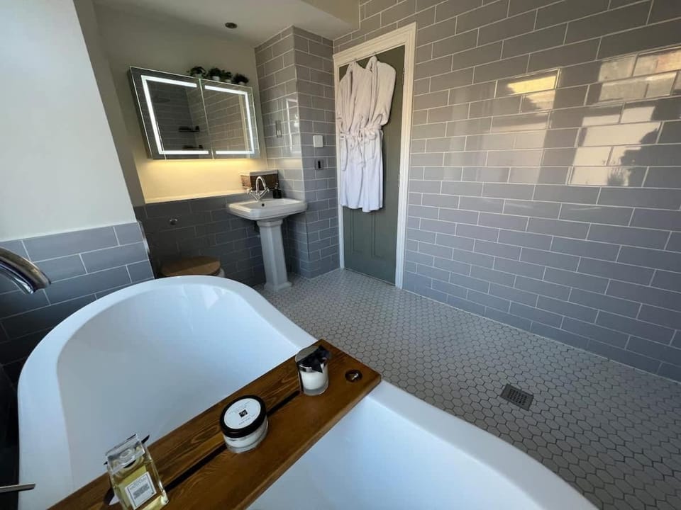 Luxury 4BR Smart Home - Garden - Designer Kitchen House in London