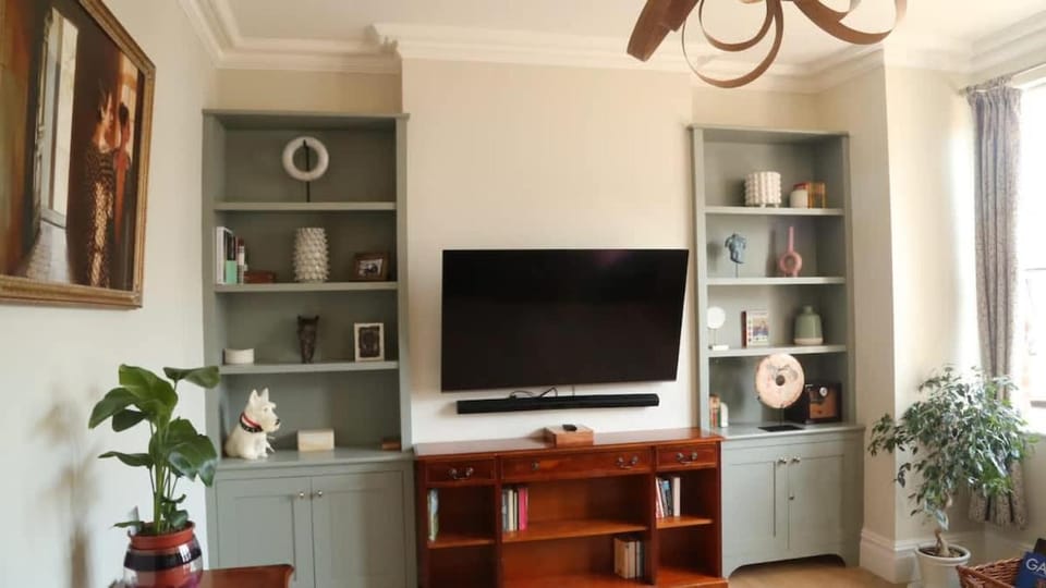 Luxury 4BR Smart Home - Garden - Designer Kitchen House in London