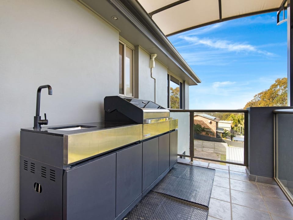 Ocean View Coastal Breeze - Deck & BBQ in Catalina House in Batemans Bay