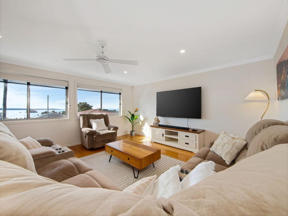 Ocean View Coastal Breeze - Deck & BBQ in Catalina House in Batemans Bay