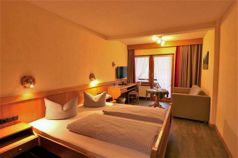 Bed, TV and multimedia, Living room, Photo of the whole room, Seating area, Bedroom