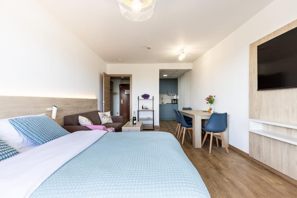 Bed, TV and multimedia, Living room, Seating area