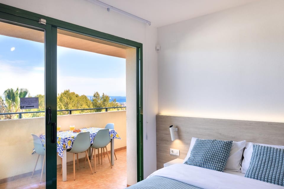 View (from property/room), Balcony/Terrace, Seating area, Dining area