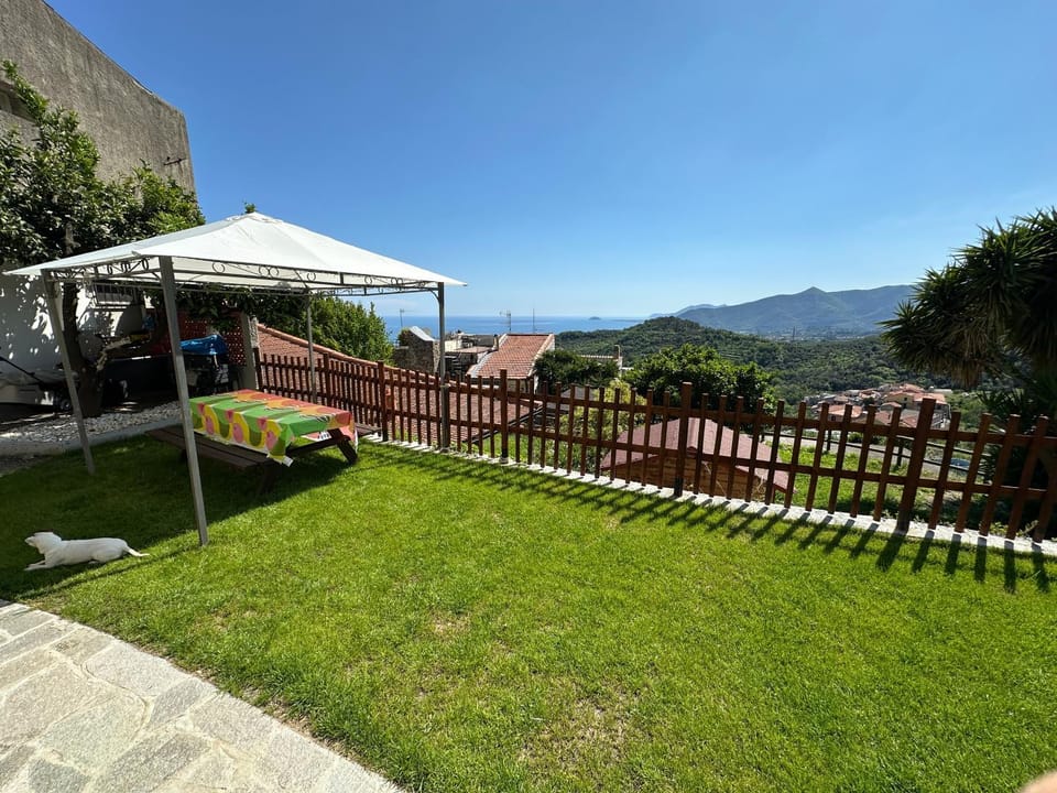 Property building, Garden, Balcony/Terrace