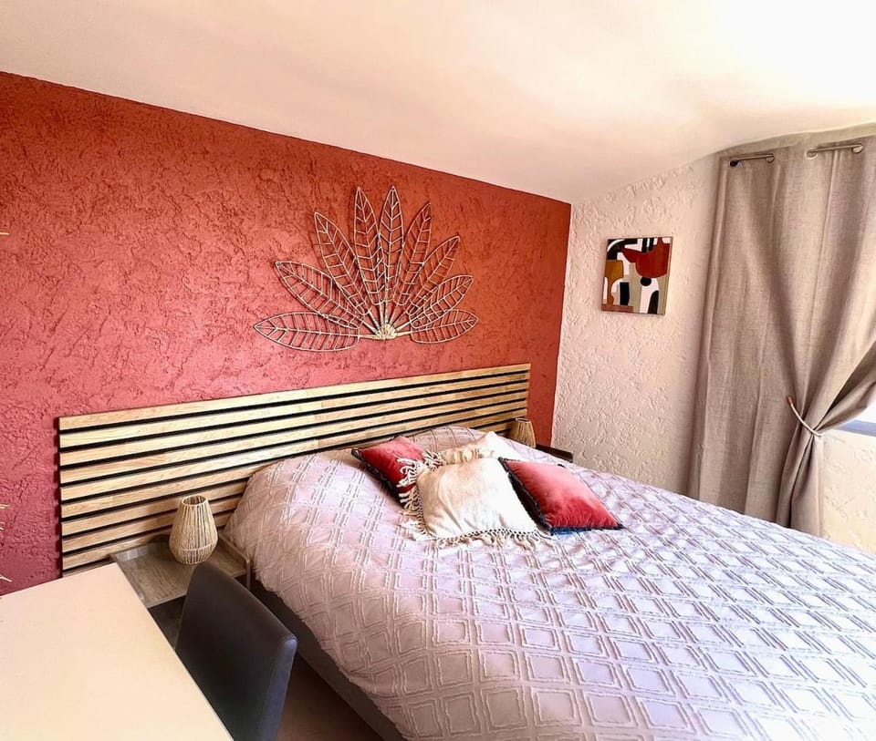 Bed, Photo of the whole room, Bedroom, air conditioner