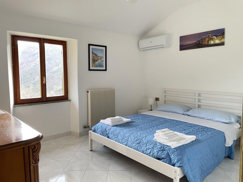 Bed, Bedroom, towels, air conditioner