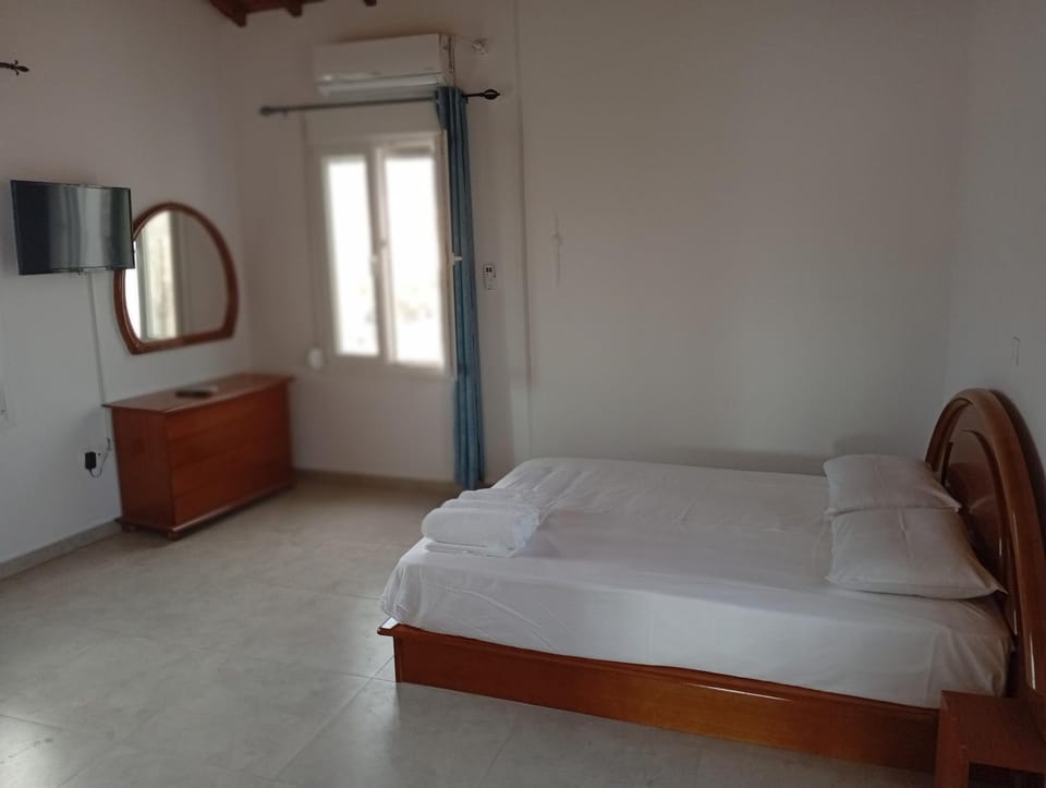 Bed, TV and multimedia, Photo of the whole room, Bedroom, towels, air conditioner