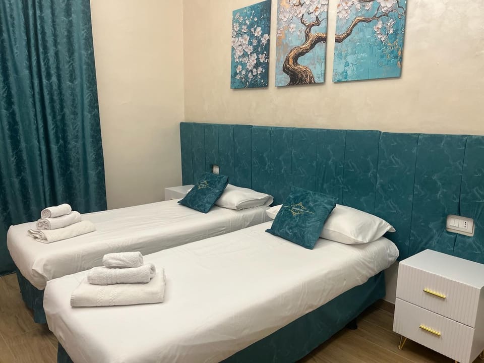 Bed, Photo of the whole room, Bedroom, towels
