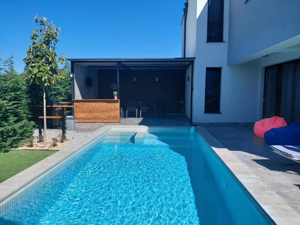 Patio, Day, Swimming pool