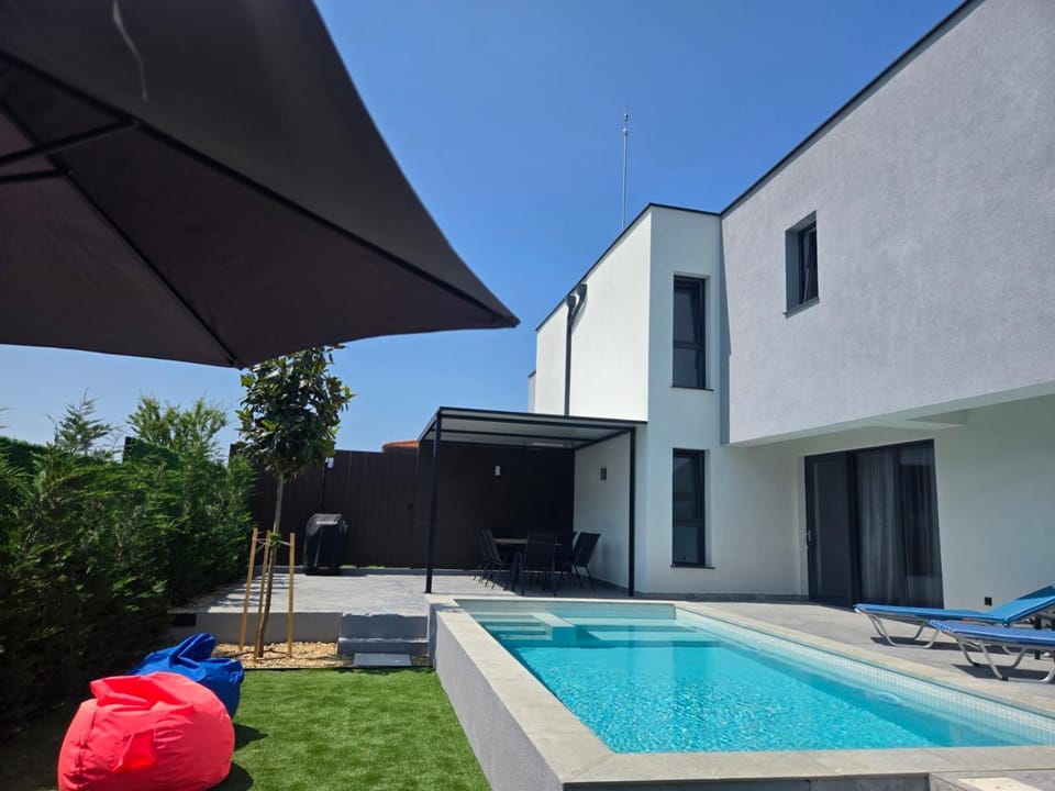 Property building, Swimming pool