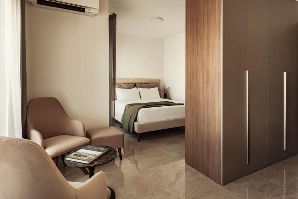 Bed, Seating area, wardrobe, air conditioner
