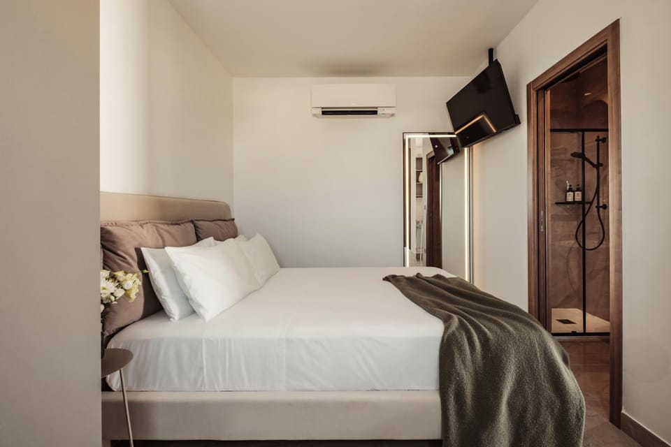 Bed, TV and multimedia, Bedroom