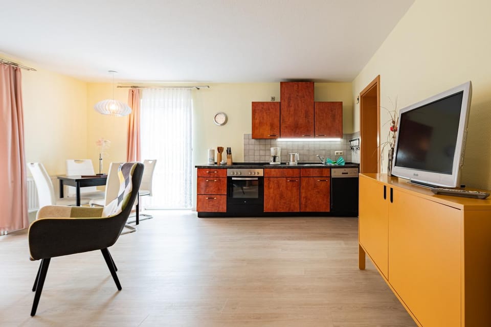 TV and multimedia, Kitchen or kitchenette, Dining area, Evening entertainment, oven, stove
