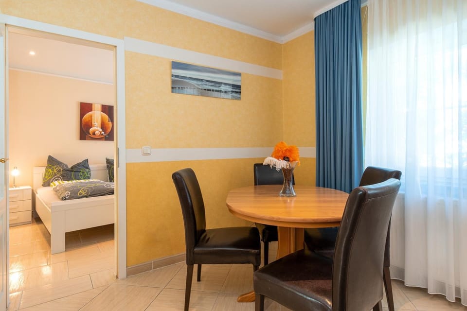 Photo of the whole room, Dining area