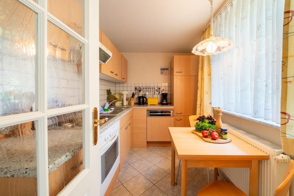 Coffee/tea facilities, Kitchen or kitchenette, Dining area, dishwasher, oven, pet friendly, stove