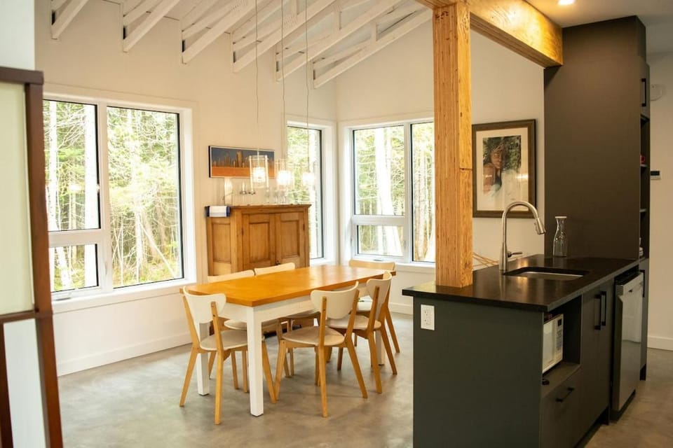 Ecology between forest and river - L'Hermine Charme House in Quebec