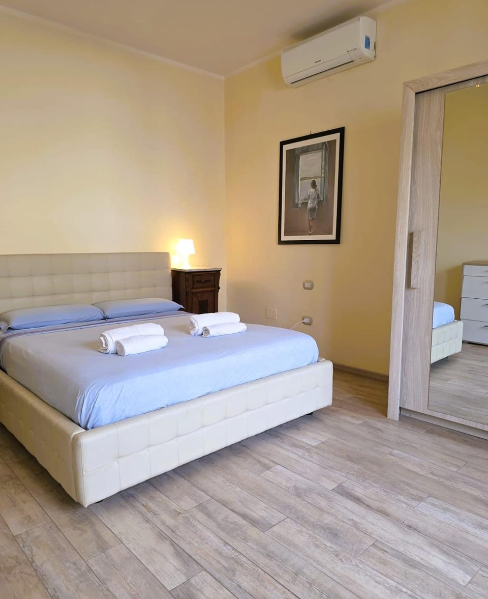 Bed, Bedroom, locker