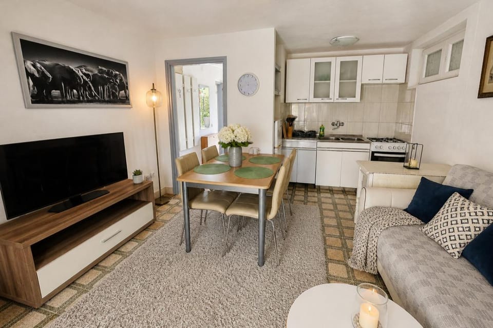 TV and multimedia, Kitchen or kitchenette, Dining area