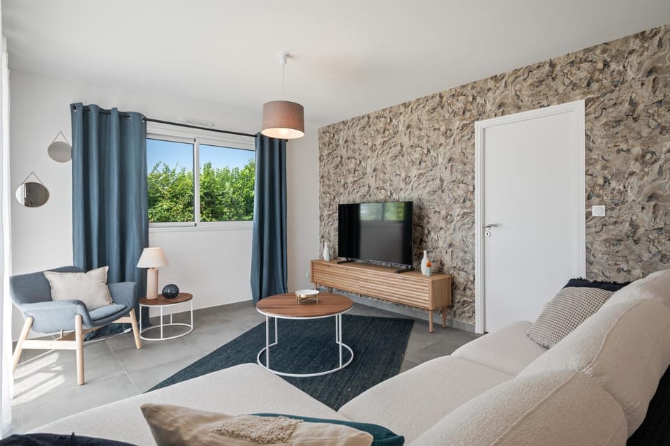 Communal lounge/ TV room, TV and multimedia, Living room, Seating area