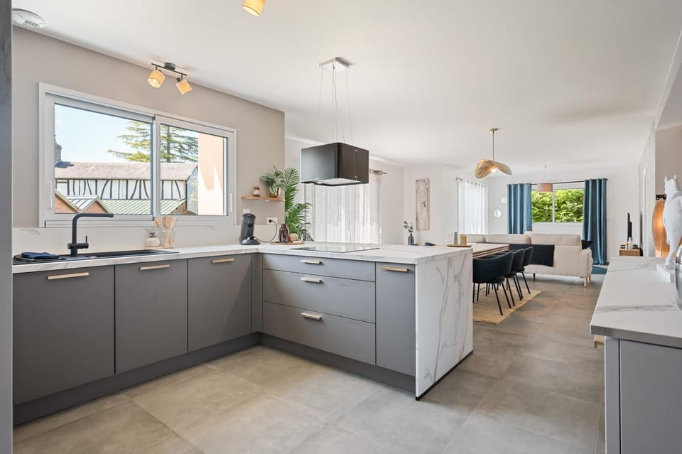 Kitchen or kitchenette, Dining area, dishwasher, stove