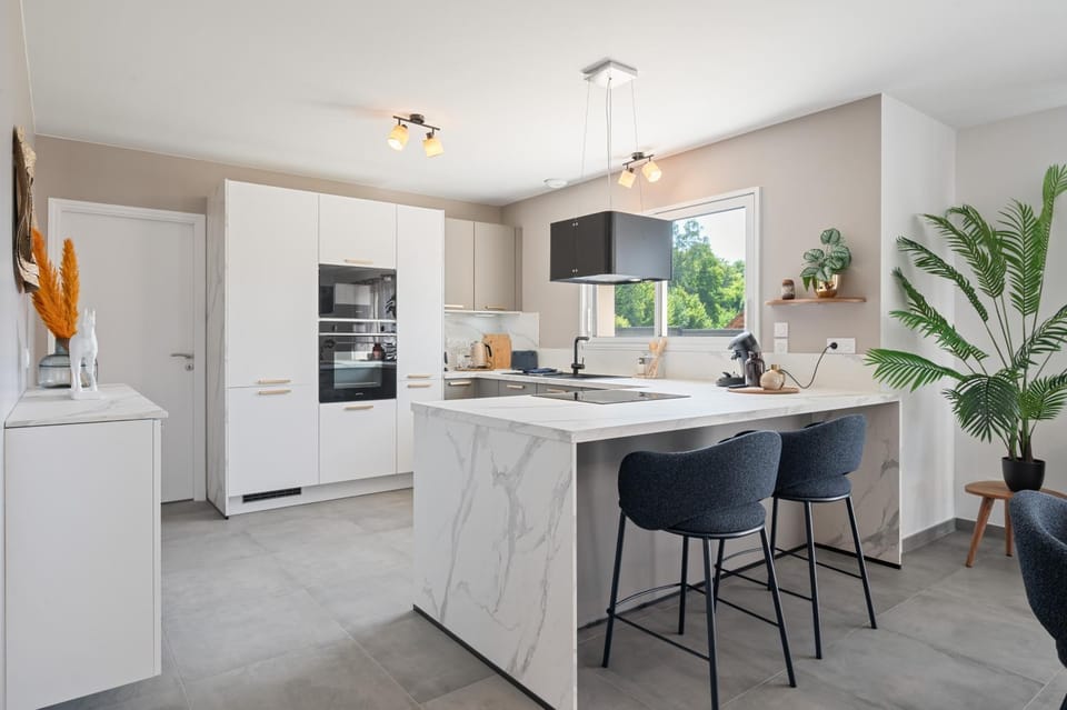 Kitchen or kitchenette, Dining area, minibar, oven, stove